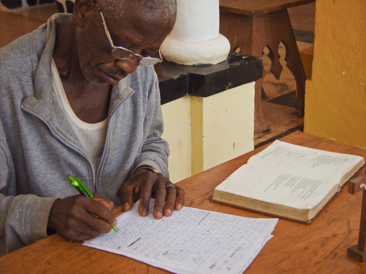 A Yambetta translator at work